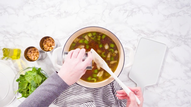 Zupa w garnku zioła